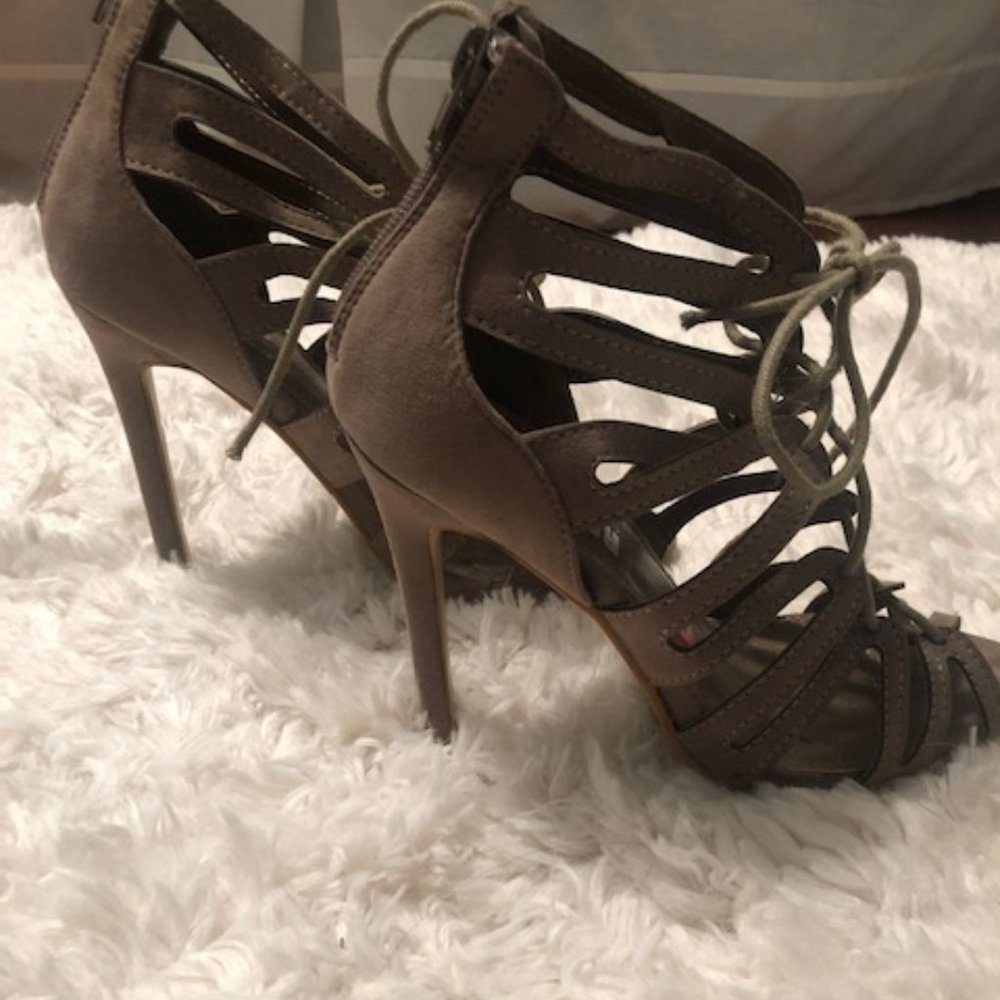 Heels - Picture 4 of 7